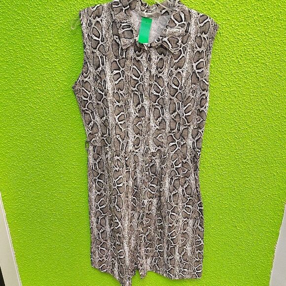 Gray Sleeveless Button Down Shirt with Peter Pan Collar - Picture 1 of 3